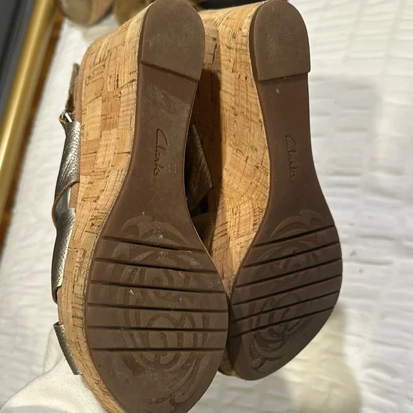 Clark’s Gold Sandals with Crisscross Straps and Wedge Heel - Picture 4 of 5
